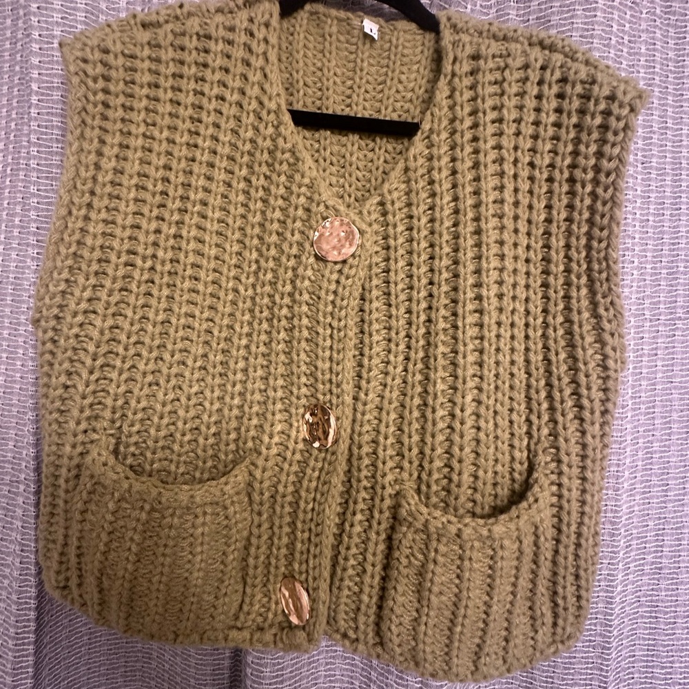 NWOT- Chunky Sweater Vest Sz L